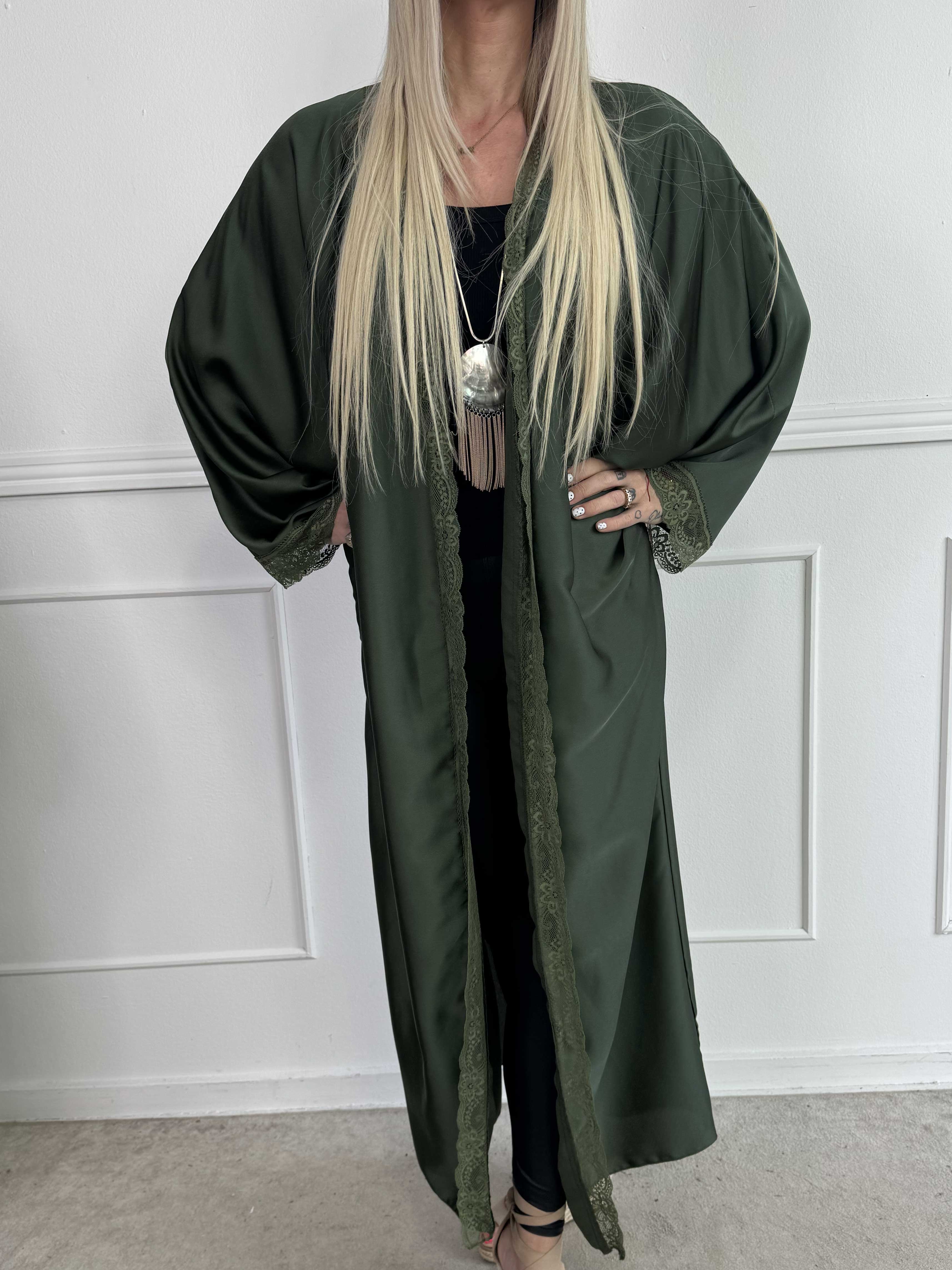 Deiene - Lang kimono i silkelook med elegant blondekant for et let og sofistikeret udtryk